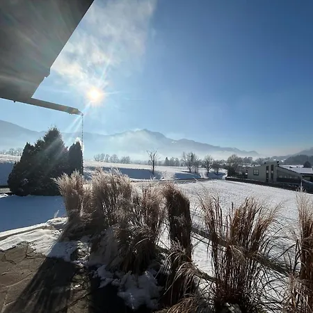 Cozy With Mountain Views Semesterbostad