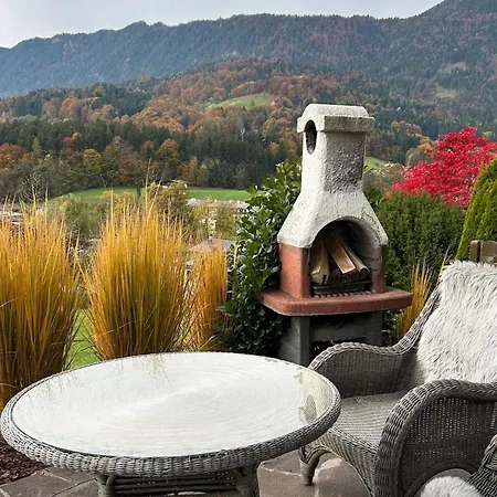 Cozy With Mountain Views Semesterbostad