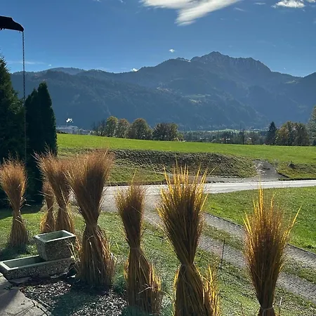 Cozy With Mountain Views Semesterbostad