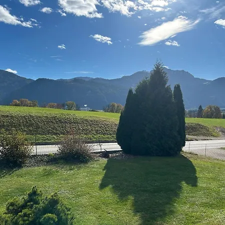 Hébergement de vacances Cozy With Mountain Views *