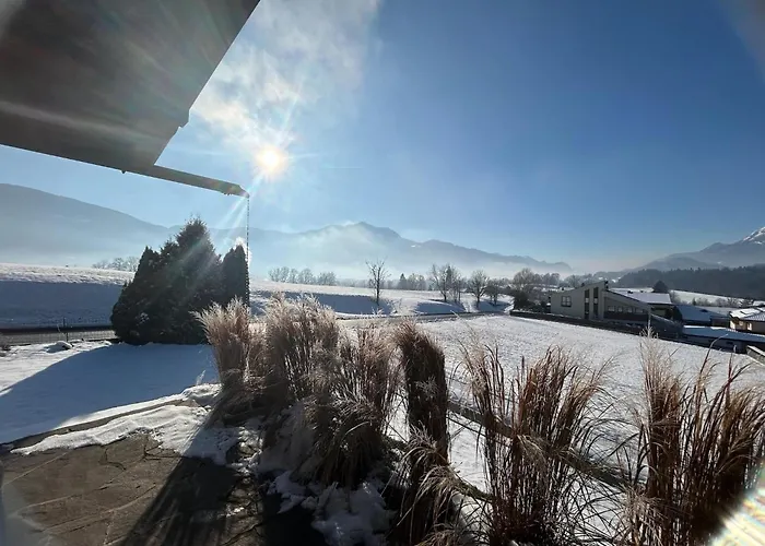 Cozy With Mountain Views Semesterbostad