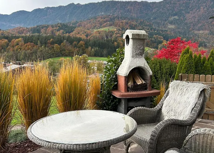 Cozy With Mountain Views Semesterbostad