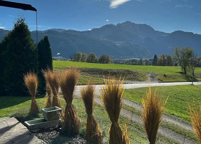 Cozy With Mountain Views Semesterbostad